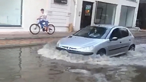 Çanakkale'de yağmur etkili oldu! Sokaklar kısa sürede göle döndü