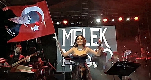 Melek Mosso Çanakkale'de Cumhuriyet Konserinde Sahne Aldı